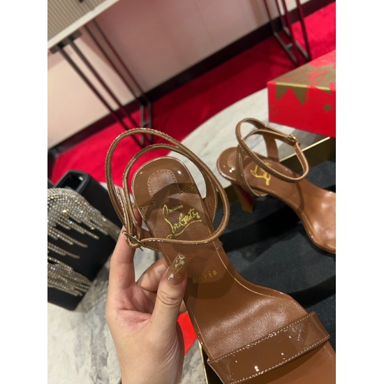 2024.01.17 P340 Banana Heel This eye-catching Condora Queen sandal features a 100mm feather shaped heel, showcasing Maison Christian Louboutin's innovative design and exquisite craftsmanship. This elegant sandal has a delicate strap on the toe and another