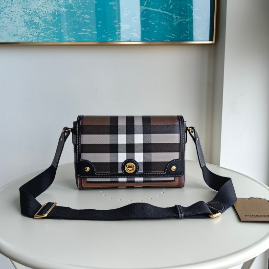 2024.03.09p650 [B Top Original] Note Bag, inspired by the brand's archive, decorated with Bur plaid patterns, and paired with buttons engraved with logos. Size: 25 x 8.5 x 18cm detachable and adjustable diagonal strap. 1 external pocket; 1 insertable bag.