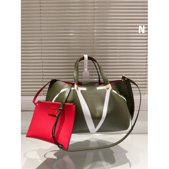 On November 10, 2023, the P225 Boxless Valentino Valentino counter is a hot and playful item with a super personality. Whoever carries it will look good and cannot hide its foreign charm. The exquisite wiring and color matching are very distinctive and ve