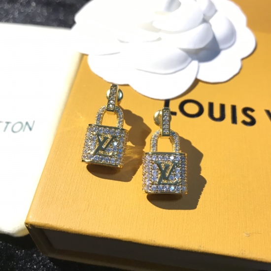 20240411 BAOPINZHIXIAO25 ☀ Louis Vuitton LV Full Diamond Earrings ☀ Original order goods ☀ The consistent brass material at the counter is a hot selling product, and I personally love it. [Shy] The design is unique, retro, avant-garde, and a must-have for