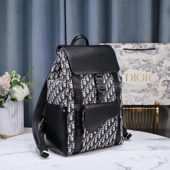 On July 20, 2023, the new counter is available with authentic products. The highest version is DIOR Dior. In 2021, the latest saddle backpack size is 32 * 45 * 16cm. The actual photo is the same as the product, and the picture is the same as the product. 