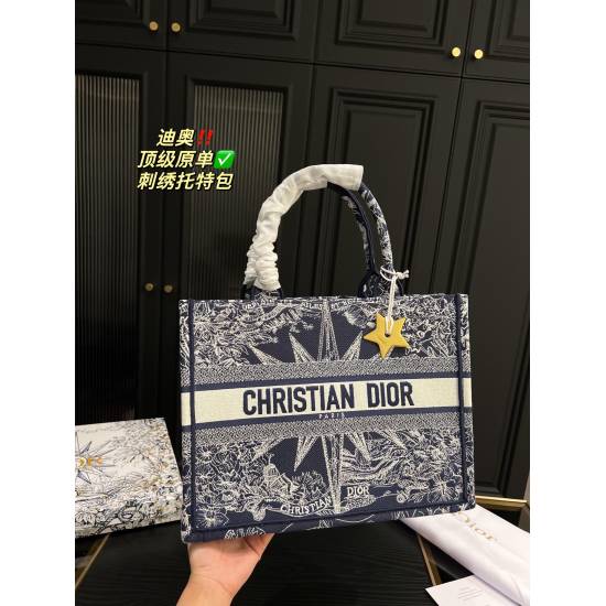 2023.10.07 P340 ⚠ Size 36.28 Dior Embroidered Tote Bag ✅ Top level original order ✅ Equipped with star pendant ✨ The classic atmosphere in classics without losing individuality, easy to handle with any combination, is a must-have item for every cute girl