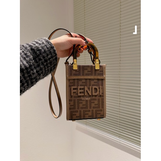 2023.10.26 Mini P195 ⭐ My favorite Fendi Sunshine Mini tote tote bag, the Fendi Sunshine Shopper Sunshine tote bag, is specifically designed for spring and summer, The feeling of being able to go on vacation in just one second when picked up is that altho