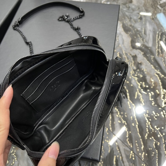 20231128 batch: 580 black patent leather black buckle_ Top imported cowhide camera bag, ZP open mold printing, to be exactly the same! Very exquisite! Paired with fashionable tassel pendants! Full leather inside and outside, with card slots inside the bag