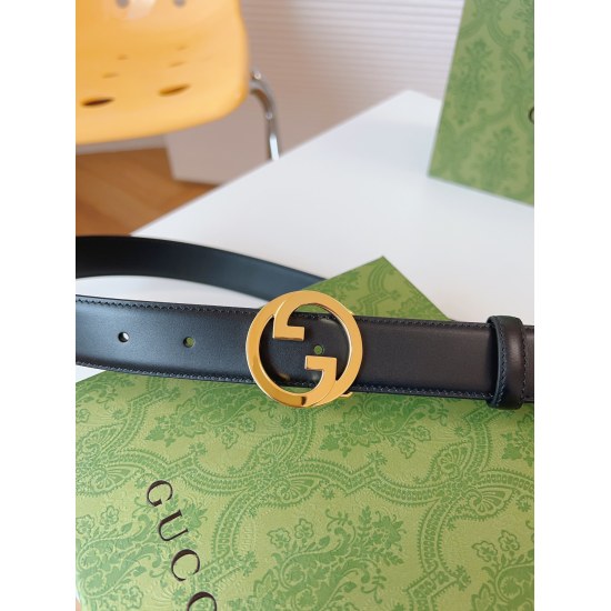 GUCCI's new circular interlocking double G buckle continues to rejuvenate and present the brand's classic details in accessories and ready-to-wear items. The unique highlight of this black leather belt is the innovative interpretation of classic interwove
