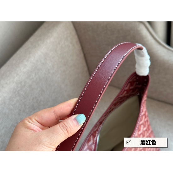 2023.09.03 175 Boxless size: 32 * 25cm Goya Hobo is very suitable for daily use and is lightweight enough ➕ Soft and easy to carry ➕ The super large capacity can accommodate almost everything you need to take with you when you go out everyday. A small bag