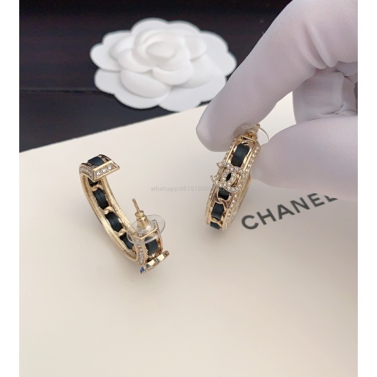 2023.07.23 ch * nel's latest black leather studded diamond ear hook is made of consistent Z brass material