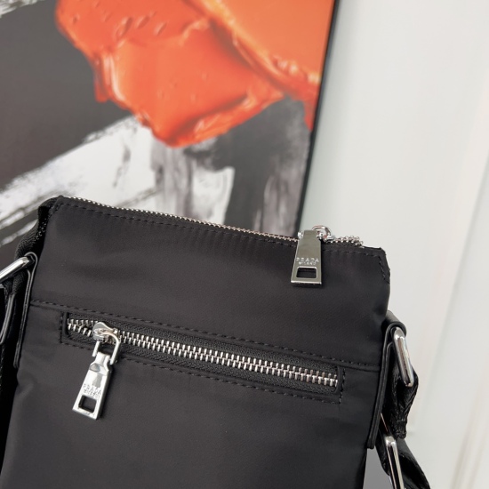 2023.11.06 P145 Prada Original Single Nylon Fabric Shoulder Bag Crossbody Bag Men's Bag is exquisitely inlaid with exquisite craftsmanship, classic and versatile physical photography Original factory fabric high-end quality delivery small ticket dustproof
