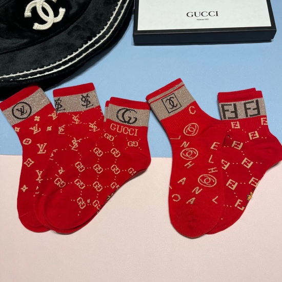 2024.01.22 [One box of five pairs] Gucci counter new red socks men's and women's mid length socks ❗ The counter is synchronously updated, super soft and comfortable. The popular GG series of small items in the counter is a must-have for trendsetters and e