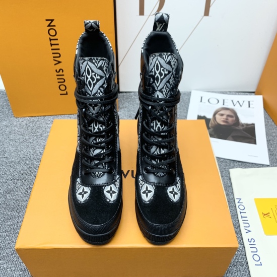 2023.12.19 L * V Louis Vuitton Counter 2021 Latest Top Edition LV Short Boots Flamingo Medal Lace up Short Boots Full Leather Thick High Heels Martin Boots, Made of Authentic Materials! All made of 100% genuine leather! Copy the original 1:1 material! Mod