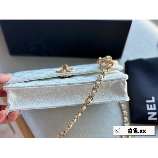On October 13, 2023, 205 with box (upgraded version) size: 20 * 13cm Xiaoxiangjia Fate Bag Woc Fate Bag, you can have to arrange the latest 23ss for yourself! The double C hanging down from the upper body is really beautiful