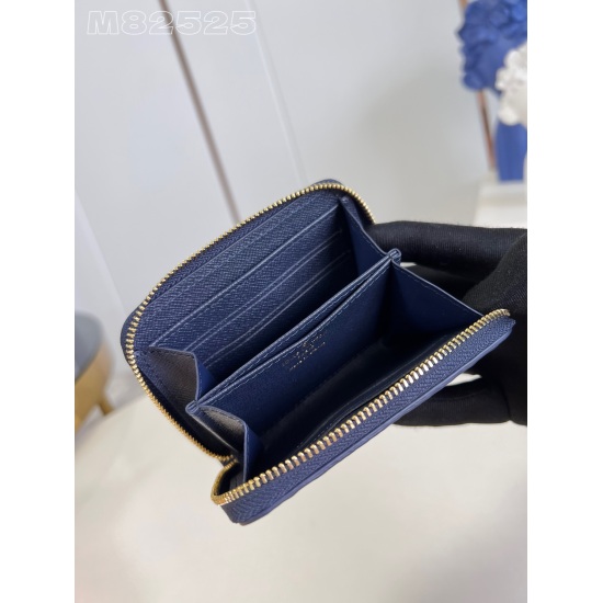 20231125 P540 [Exclusive Real Shot M82483] This Zippy Zippy Zipper Zero Wallet is made of Monogram jacquard canvas and coated with a delicate and metallic luster. The exquisite configuration hides ample space, making it easy to put into a pocket or handba