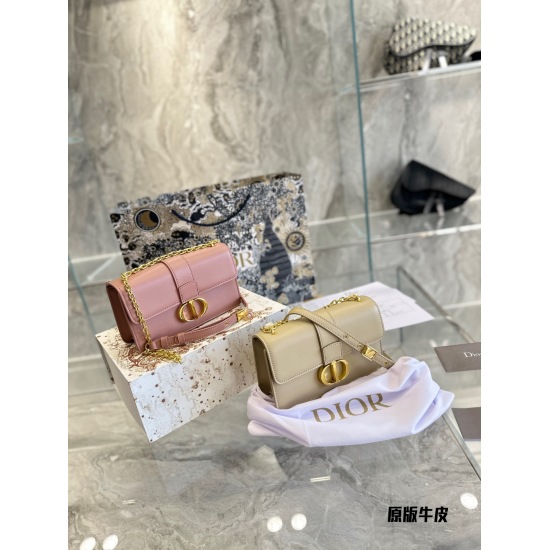 On October 7th, 2023, the original cowhide P270, you can always believe in Dior/Dior Montaigne small chain bag. Dior's new Montaigne small chain bag is really amazing. It is exquisite, compact, portable, and highly popular. However, a bag that is popular 