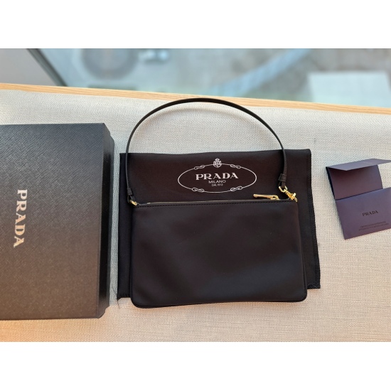 2023.11.06 145 box size: 25 * 15cm Prada nylon underarm bag/mahjong bag Prada, this stylish, lightweight and versatile underarm bag that resembles hobo, can be said to be the king of cost-effectiveness