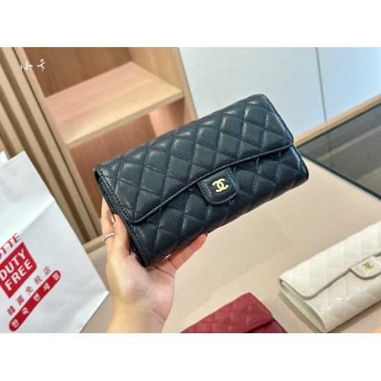 On October 13, 2023, 190 comes with a folding box size of 22 * 12cm. The quality of the Chanel Classic Wealth Bag Woc is very good! The bag has a slot and a hidden bag! Very practical!