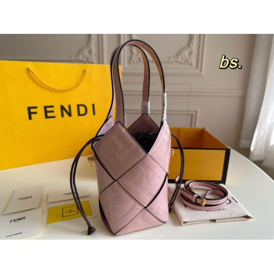 2023.10.26 P175 (with box) size: 1020FENDI Fendi Lacquer Leather Bucket Bag Two Piece Set Decorated with Fendi Logo Embossed Embossing Technology, Inside Paired with Old Flower Inner Tank, Equipped with Long Shoulder Strap: Handheld or Crossbody, Simple y