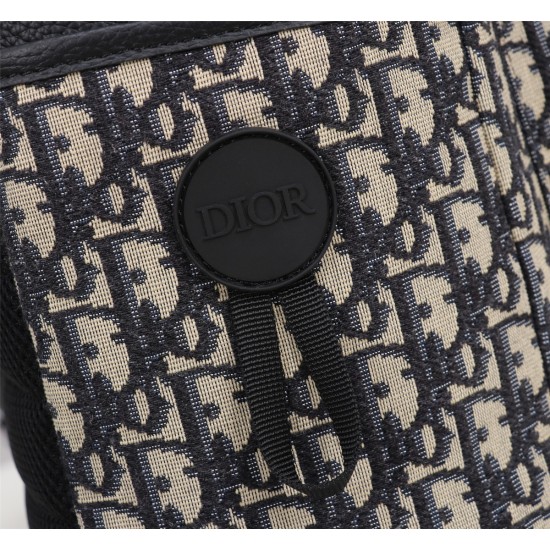 This backpack from 20231126 630 is a new product of the season, incorporating high order spirit into functional items and enriching the Dior Explore collection. Crafted with beige and black jacquard fabric, embellished with Oblique print and black grain c