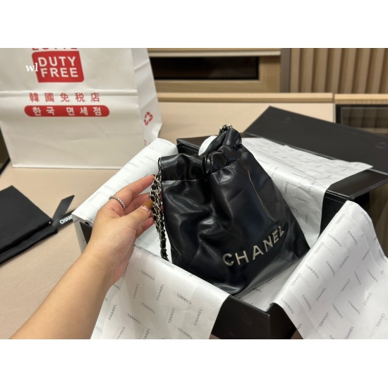 On October 13, 2023, 240 comes with a foldable box and an airplane box size of 20 * 21cm. The Chanel 23ss mini trash bag is also too beautiful! The cowhide chain is too fragrant, beautiful, and has a super capacity! Handheld armpit crossbody