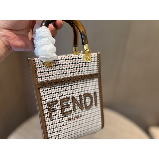 2023.10.26 215 box size: 13 * 18.5cm (small) F Home Fendi Mini Tote This year's Thousand Bird Grid is really a big love! Handheld crossbody!