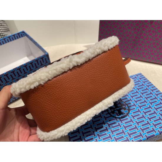 2023.11.17 P185 Gift Box Tory Burch Camera Bag Celebrity Same Camera Bag This bag has a magic that is easy to see and buy, with a focus on casual style design. The versatile matching bag features a top layer of cowhide leather with a soft touch that is gr