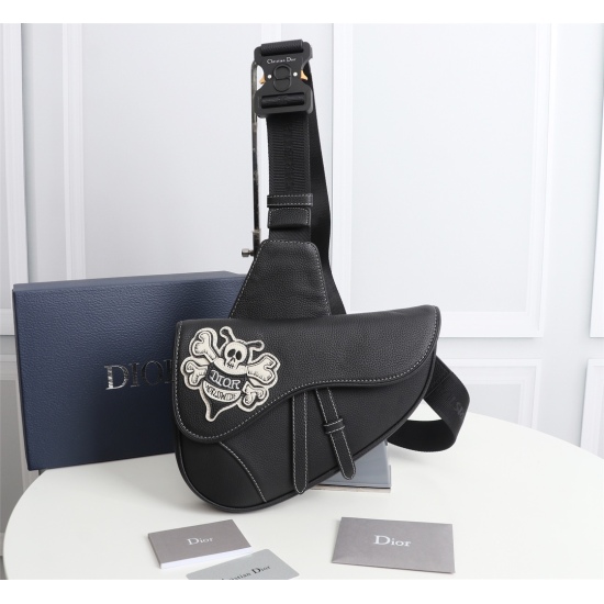 20231126 590 counter genuine products available for sale [original order] Dior DIOR AND SHAWN saddle bag with genuine matching box model: 1ADPO093 (bee embroidery) Size: 26 * 19 * 4.5cm Physical photo, same as the goods, heavy gold genuine printing and re