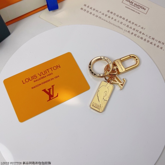 20240401 90LVxNBA Ball and Tab Keychain. The pendant is hung on a dazzling chain, accompanied by LV letters and NBA logos on both sides, showcasing the brand's exquisite craftsmanship through vivid inscriptions.