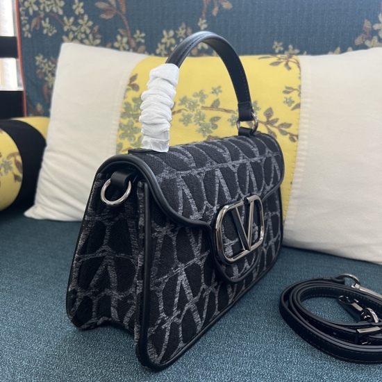 20240316 Original 810 Super 910 Model: 2626Garavani V Loc Series presents a visually impactful design with a 1970s style VLogo pattern. This Loc shoulder bag is adorned with VLogo hardware accessories and a engraved nameplate on the back pocket. It is det