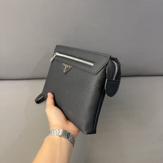 On November 6, 2023, the P170 Prada Men's Plant Blended Cowhide Handbag features exquisite inlay craftsmanship, classic and versatile physical photography. The original factory fabric is high-end and high-quality, and the gift box dustproof bag is 27 x 17