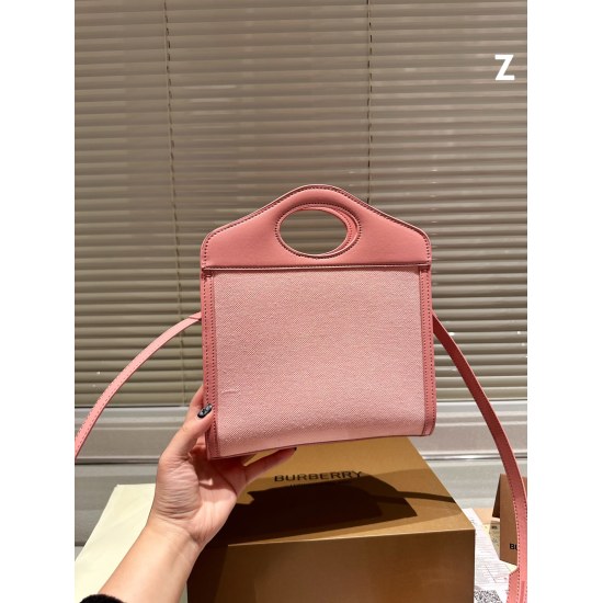 2023.11.17 P200 Pink Series Autumn First Bag | The Burberry Postman Bag is indeed the most suitable bag for autumn. It can be carried and shouldered, with a super large capacity. The entire bag is square, retro and cute, making it perfect for autumn. Not 