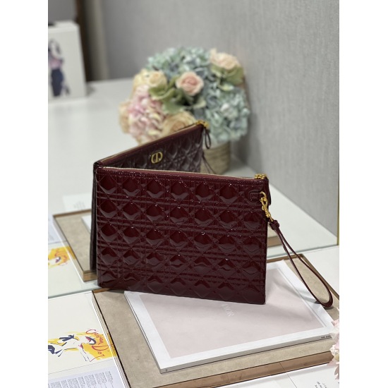20231126 Lacquer Leather 660 [Dior Dior] New Dior Caro Daily Handbag, an elegant and practical item! Crafted with imported patent leather and adorned with iconic rattan patterned stitching, the front is embellished with the 