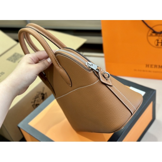 2023.10.29 300 310 Comes with a box of Hermes cowhide shell wrap ✅ Top level original order ✅ Comes with a scarf and pony pendant (color random), sweet and cool. Love it all, classic and versatile. Every trendy and cool girl must have a size of 27.20cm an
