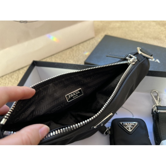 2023.11.06 185 box size: Top width 26 * 13cm Prad new triangular texture is very retro, and the bag shape is made of classic nylon material!