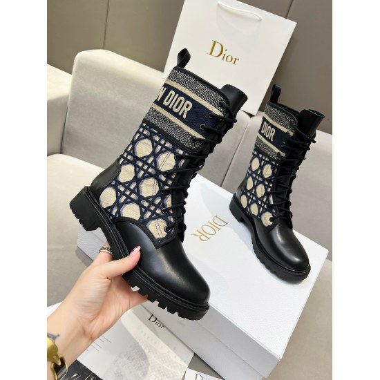2023.12.19 ex factory price: 320Dior23 new embroidered boots are really shining in the temperament style # Princess's Happy Princess Knows # Shoe Control Daily # 0otd # dior # Dior # Dior Boots Dio High Boots The new product is really yyds, the classic st