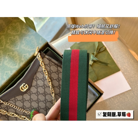 2023.10.03 225 matching box (reprint) size: 25 * 15cm GG new product armpit bag strawberry armpit bag red Crispy fried chicken! The metal chain/web webbing is exquisite and can be easily switched between casual occasions. The original Little Strawberry pe