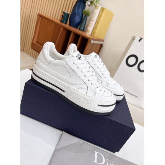20240414 P: 250 Dior Fall 2022 new thick soled small white shoes for couples will be launched. This Dior Fall sports shoe continues its timeless silhouette and is a classic new item. Crafted with white cowhide leather and embellished with DIOR VIBE interi