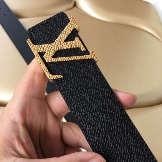 2023.12.14 Brand: LV. Eloweden Model: Recognize as shown in the picture. Authentic packaging materials: imported original leather, 24k steel buckle, versatile trousers and jeans, fashionable brand. The actual product is more beautiful ⚡ Quality of the cou