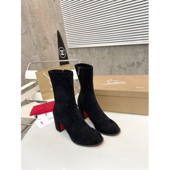 20240403 P285 yuan: Christian Louboutin (CL) will launch a new heavyweight thick heel elastic ankle boot in 2023, which is classic and exquisite, with smooth and delicate lines. Comes with a 70mm square heel. Depending on the occasion, pull it up to the c