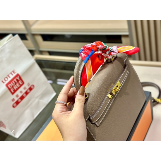 2023.10.29 295 with foldable box size: 25cm Hermes Kelly size is just right! Really, ma'am. Nice looking, ma'am ⚠️  The top layer cowhide bag is particularly textured!