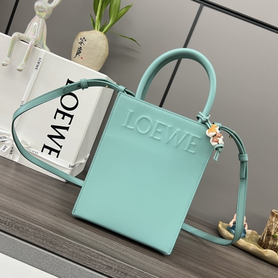20240325 P870 L ⊚℮w ℮ 5 ️⃣ two ️⃣ 0 ️⃣❤️ The Limited Standard A5 Tote handbag is minimalist and eye-catching, featuring a simple silhouette, practical shape, and a simple top handle. This A5 version is made of glossy cowhide leather and features a Loe * w