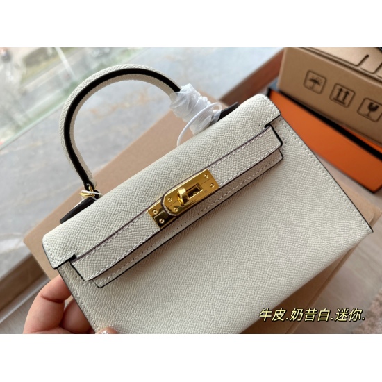 2023.10.29 240 box size: 19 * 12.5cmH Herm è s Kellymini second-generation real wife looks good, although the capacity is a bit small ⚠️ Put down your phone and pretend to be cute! ⚠️ The cross patterned cowhide bag is particularly textured!