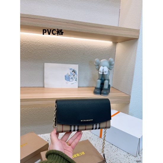 P180 on November 17, 2023. Burberry counter classic chain bag, practical and durable lightweight bag, imported fabric with excellent hand feel ✌️ Essential gift box for all seasons, including Lin Xinru and other celebrities, with the same size of 21.12