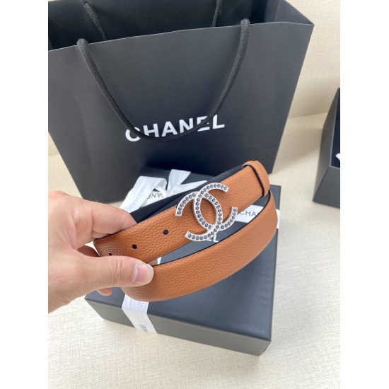 On December 14, 2023, Chanel (Chanel) has a width of 3.0cm and a uniform grain surface. In summer, multiple colors are chosen, including gold and silver metal inlaid with diamond steel buckles. Women's versatile style