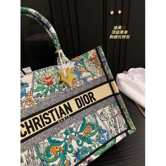 2023.10.07 Large P345 ⚠️ Size 41.34 Medium P340 ⚠️ Size 36.27 Dior embroidered shopping bag ⚠️ Top quality original Dior pendant new 520 limited flower color heart jungle Tote good summer! It has to be said that the pictures on the official website are re