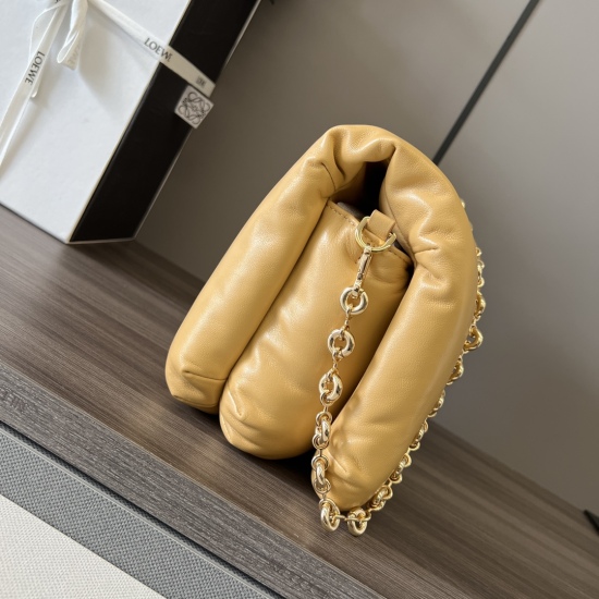 The new arrival of the 20240325 original 1010 special grade 11302023 shiny Nappa sheepskin Puffer Goya handbag has been inspired by Goya's aesthetics and key details, bringing a new sensory and tactile dimension through the shiny sheepskin with goose feat