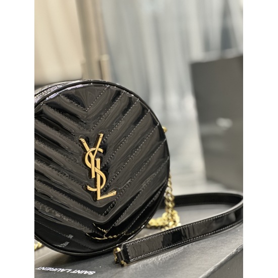 20231128 Batch: 570 【 NEW 】 Black gold buckle paint leather_ The latest VINYLE cute round bag from the counter has appeared! Crafted with imported high-quality glossy patent leather and cowhide, it is lightweight and has a particularly delicate touch! The