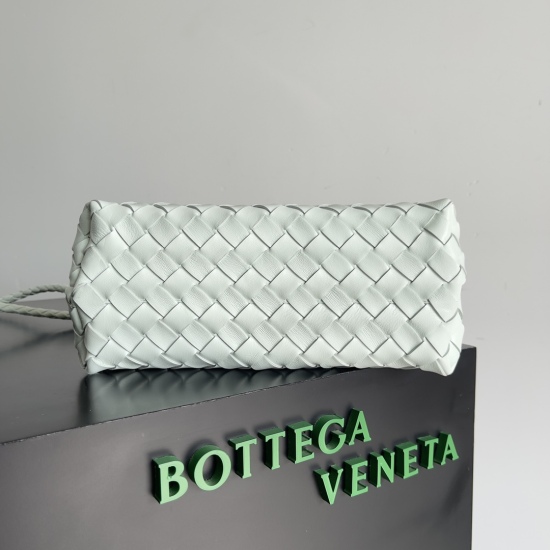 The 2023 new Andiamo with original order 1230 and special grade 1350BV on 20240328 has been shipped ‼️ The new Andiamo woven handbag launched by Bottega Veneta this season is really popular worldwide!! Stars from home and abroad have all taken it out, inc