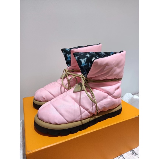 On September 29, 2023, the 260 counter level version... The donkey brand LV Louis Vuitton high-end down snow boots are on the market... The Milan Early Autumn International Fashion Week runway show series in Italy... A very advanced piece to wear... The b