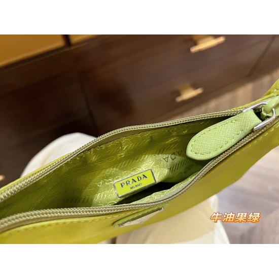 2023.11.06 140 comes with a box size of 22 * 13cm Prad hobo nylon underarm bag, which is truly perfect! packing ✔️ The design is super convenient and comfortable!