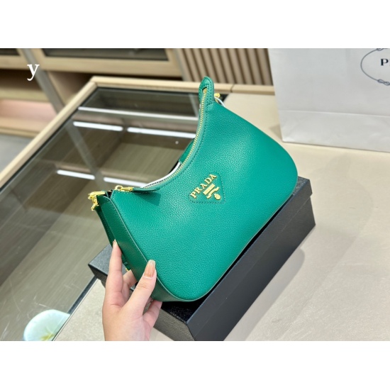2023.11.06 195 box size: 16.25cm Prada popular internet celebrity The same Prada crossbody bag is portable and armpit