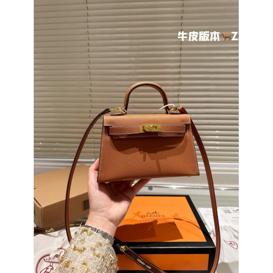 On October 29, 2023, the P240 cowhide Kelly Mini Kelly 2nd generation comes in full packaging with scarves. The Hermes Mini Kelly 2nd generation is truly fragrant and belongs to the type that can be mastered in daily leisure and femininity! I have paired 